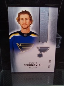 2021-22 THE CUP HOCKEY ROOKIES CLASS OF 2022 SCOTT PERUNOVICH/249 2022-PE Blues - Imagen 1 de 5