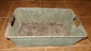 VECCHIO CESTO DA FATTORIA IN METALLO ZINCATO VINTAGE FUNZIONA LAFAYETTE INDIANA SUPPORTO MANIGLIA IN LEGNO - Foto 1 di 8