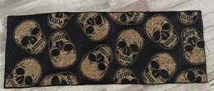 Nicole Miller HALLOWEEN Corredor de mesa con cuentas NEGRO CON CALAVERAS DORADAS 13" X 36" NWT - Imagen 1 de 6