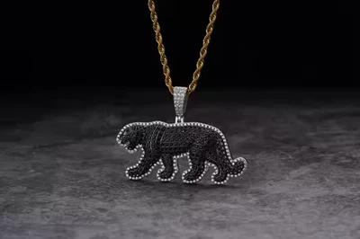 Colgante pantera de diamantes negros redondo creado en laboratorio de 2,10 quilates enchapado en oro blanco de 14 K Foto 1 de 4