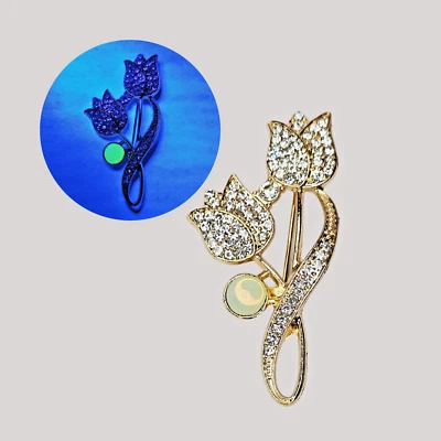Broche de tulipán floral en tono dorado de ópalo amarillo de vidrio de uranio circonita cúbica con flores brillantes Foto 1 de 4