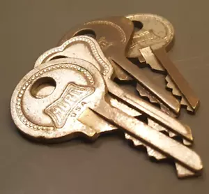Konvolut 4 Vintage / Antik Hurd Vorhängeschloss Schlüssel alte Schlüssel Steam Punk - Bild 1 von 5