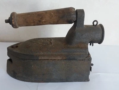 fer à repasser ancien / art populaire / repassage / fer fonte / FW4 avec coeur - Photo 1/4