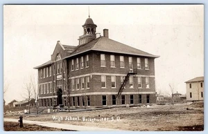 1910's RPPC HIGH SCHOOL BRIDGEWATER SOUTH DAKOTA LORENSON ART CANTON SD POSTCARD - Imagen 1 de 2