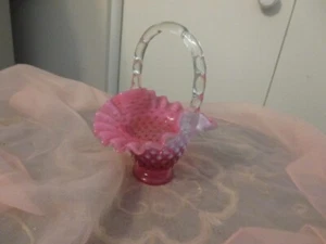 SCHÖNER VINTAGE FENTON kleiner rosa schimmernder Korb mit Schuhnagelmuster und gerafftem Rand 6 Zoll H - Bild 1 von 4
