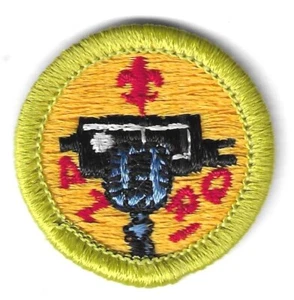 BSA JOURNALISM 'MICROPHONE' MERIT BADGE Dis. Design TYPE H PLASTIC BACK #2 GRN - Picture 1 of 2