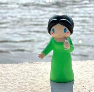 SUNGUTS Factory Figura Sofubi in vinile verde cantante femminile H9 cm (3,5 pollici) - Foto 1 di 1