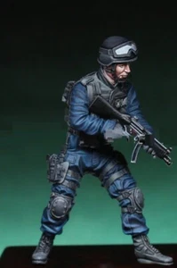 1/35 Resin Figure Model Kit Modern US Swat Police Machine Gunner Unpainted - Picture 1 of 2