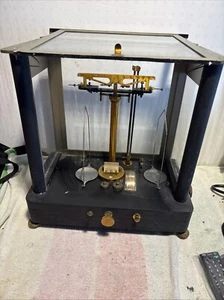 Vintage wissenschaftliche Glas-Apparatewaage, mit Gewichten. Zuletzt kalibriert 1967. - Bild 1 von 5