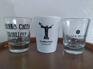 LOTE DE 14 VASOS DE CHUPITO DE DESTILERÍA (VARIOS), BOURBON, WHISKY, UBICACIONES - Imagen 1 de 7