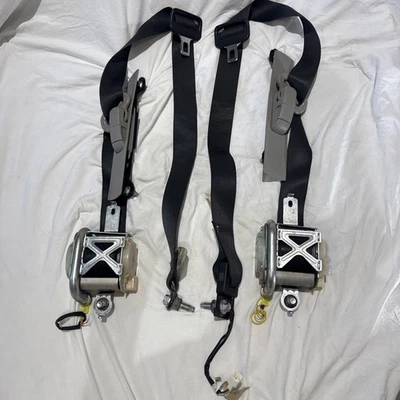 Черные передние ремни безопасности (OEM) для водителей и пассажиров Nissan Titan 2008 - 2011 годов выпуска - Изображение 1 из 4