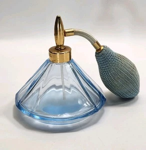 Botella de perfume atomizador vintage con bombilla azul en vidrio azul/acentos en tono dorado - Imagen 1 de 16