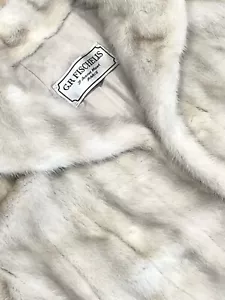 EXTREMELY RARE AND SUBLIME - VINTAGE WHITE MINK COAT BY G.R. FISCHELIS PARIS - Picture 1 of 11
