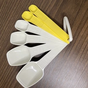 VTG TUPPERWARE Mixed White/Yellow Color Measuring Spoon Set Of 6 Spoons + D Ring - Picture 1 of 8