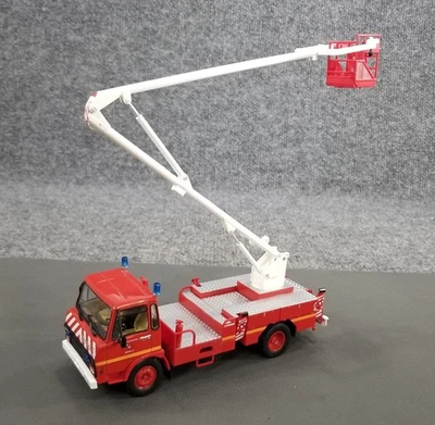 Camión con canastilla de bomberos Hachette Collection 1:43 Berliet KB 770 Foto 1 de 4