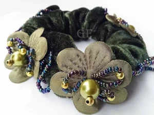 Samt SCRUNCHIE Haargummi BLUMEN Oliv Dutti Donut VELVET Zopf Haarknoten Deko L4 - Zdjęcie 1 z 1