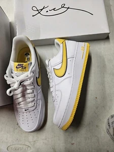 Herren Größe 11 Nike Air Force 1 Low Retro QS KB Kobe weiß gelb FZ1151-100 NEU! - Bild 1 von 6