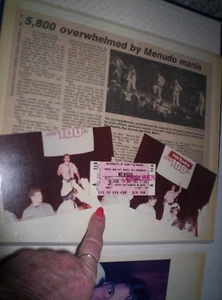 Roy Menudo Latin Boy Band Fotos/Konzertticket/Zeitschriftenausschnitte Sammelalbum - Bild 1 von 16