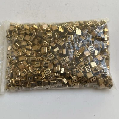 CUBO DE ALFABETO 5mm contas de acrílico letras de ouro antigo pulseira faça você mesmo artesanato - Imagem 1 de 3