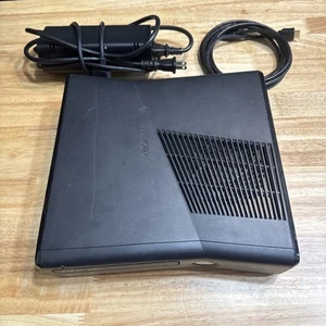 Microsoft Xbox 360 S Konsole Model 1439 Schwarz mit Stromkabel & HDMI - GETESTET - Bild 1 von 10