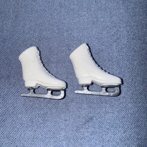 Barbie bambola vintage anni 90 PATTINI DA GHIACCIO BIANCHI - Foto 1 di 2
