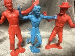 Juguete plástico indio rojo y azul vintage años 60 - Imagen 1 de 10
