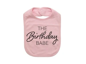 BABY MÄDCHEN GEBURTSTAG LÄTZCHEN, Das Geburtstagsbabe, NEUGEBORENENLÄTZCHEN, BABY Lätzchen, KINDERLÄTZCHEN - Bild 1 von 10