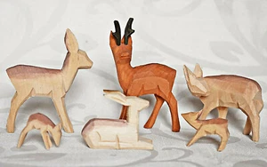 ❀ Rehe Rehgruppe Rehkitz geschnitzt Rehbock Krippenfiguren Miniaturen Holz 20C - Bild 1 von 2