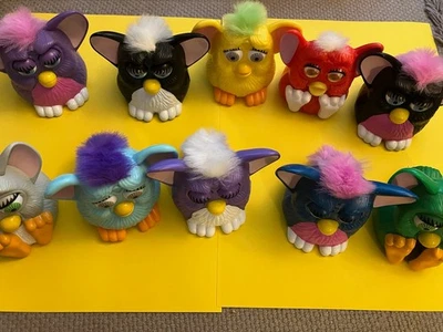 Lote de 15 artículos: 5 coches de juguete McDonald's Happy food más 10 Tiger Electronics Furby Foto 1 de 2