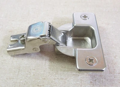 NUEVO Ferrari BH079-110 Bisagra de gabinete de cierre automático para usar con placas de montaje deslizables Foto 1 de 3