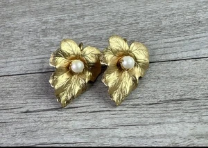 Orecchini Vintage Sarah Coventry Clip On Tono Oro Foglia Finta Perla - Foto 1 di 4