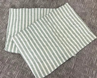 Dos fundas de almohada de herrajes de restauración 28"x20" algodón acolchado a mano a rayas verdes Foto 1 de 3