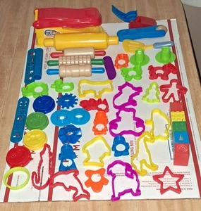 50 Stück Posten Play Doh Formen Zubehör Werkzeuge Schneider verschiedene Sets Teile Spaß - Bild 1 von 5