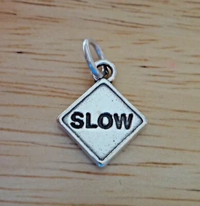 Sterling Silber 16x13mm Fahrer Straße Fahren Straßenschild sagt langsam Charm - Bild 1 von 1