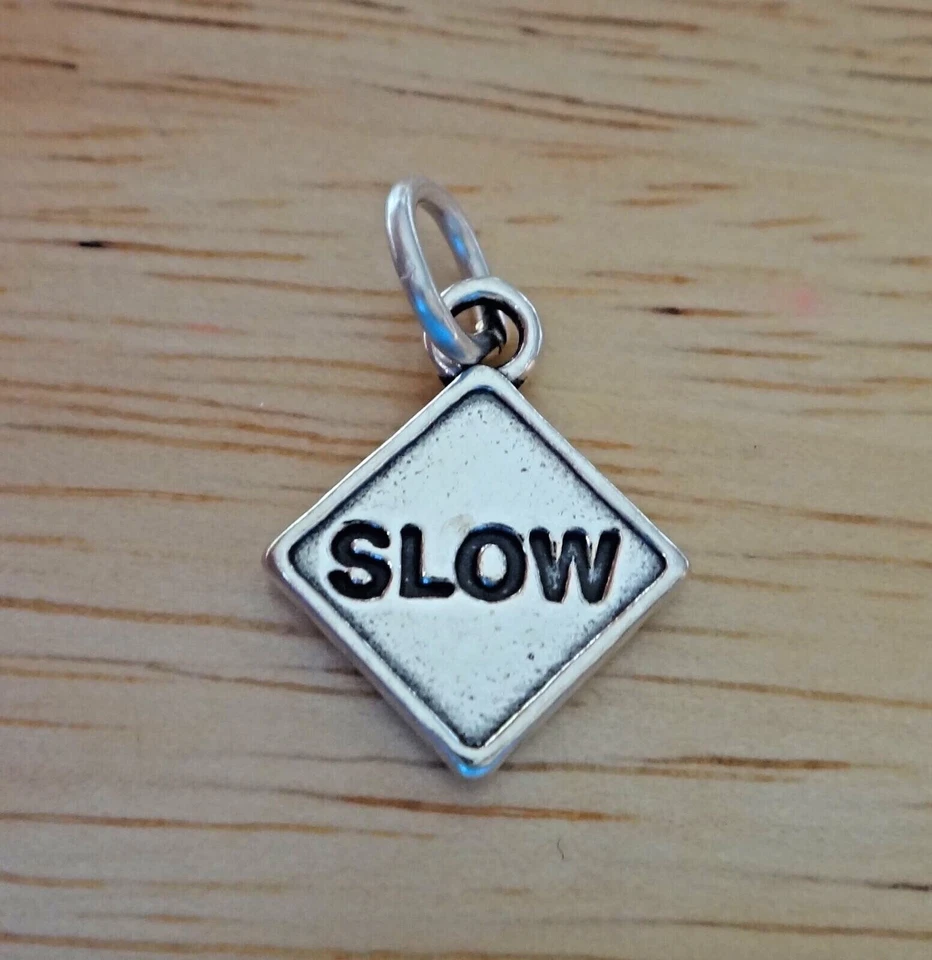 Señal de tráfico de conducción en la calle del conductor de plata de ley 16x13 mm dice encanto lento Foto 1 de 1