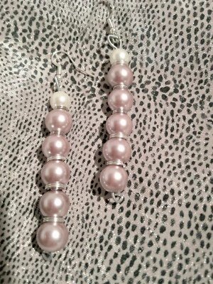 Pendientes de perlas de vidrio rosa polvoriento con cuentas colgantes hechos a mano hipoalergénicos dos tonos Foto 1 de 4