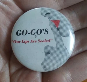 RARE Vintage 80s THE GO-GOs GOGOs Album Lips are Sealed Button PROMO PIN Badge - Picture 1 of 10