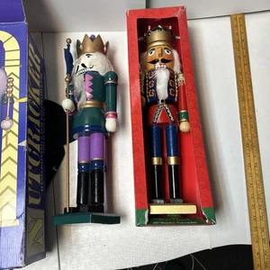 2 Soldatini Schiaccianoci Vintage Legno Natale Vacanze 20'' Alto Schiaccianoci Cracker - Foto 1 di 8