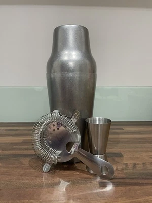 3 Set Stainless Steel 70cl Shaker With 25,50ml Measure And Cocktail Strainer. - Image 1 of 4