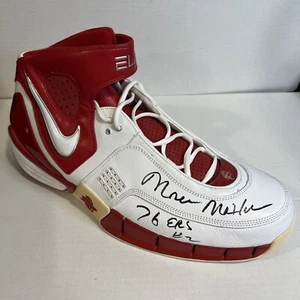 Moses Malone Signed Right Nike Shoe  Autographed Philadelphia 76ers JSA COA - Picture 1 of 7