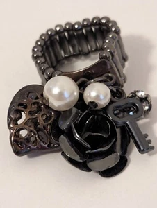 Gunmetal, Rhinestone & Pearl Mixed Dangles Stretch Ring For Any Finger -NEW - Imagen 1 de 5