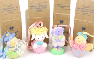 SET 4 Vintage süße AVON Frühling Süße Ostern Weihnachtsschmuck Hase Küken Lamm - Bild 1 von 4
