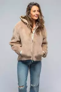 Becky Wollmantel - Bild 1 von 7