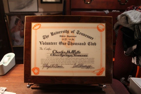 1975 76 University Tennessee Athletic Volunteer 1000 Club Oliver Springs Plaque Cover