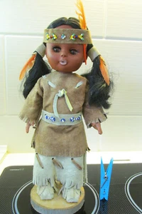 Native American Indianer Puppe Mädchen Holzhalterung Leder-Anzug 30 cm - Bild 1 von 12