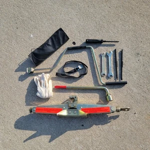 Volvo 940 Emergency Tire Jack 242 244 245 Used Scissor 240 740 Wagon Sedan - Picture 1 of 13