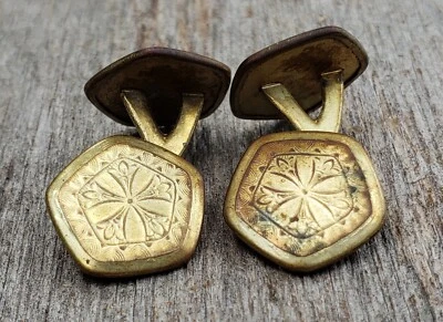 Art Deco 1920’s Pentagon-Shaped Gold Tone Etched Men’s Bar Cufflinks - Image 1 of 4