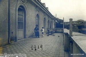 BAMBINI E GIOCATTOLI :   BAMBINA  E CAVALLO A DONDOLO -FOTO PRIVATA 1919 - Picture 1 of 1