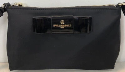 Bandolera pequeña KARL LAGERFELD PARIS negra de nailon y charol con arco Foto 1 de 4