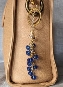 LLAVERO CON CUENTAS AZUL ZAFIRO Y DORADO PERSONALIZADO LETRA R BOLSO ENCANTO MONEDERO ENCANTO - Imagen 1 de 8